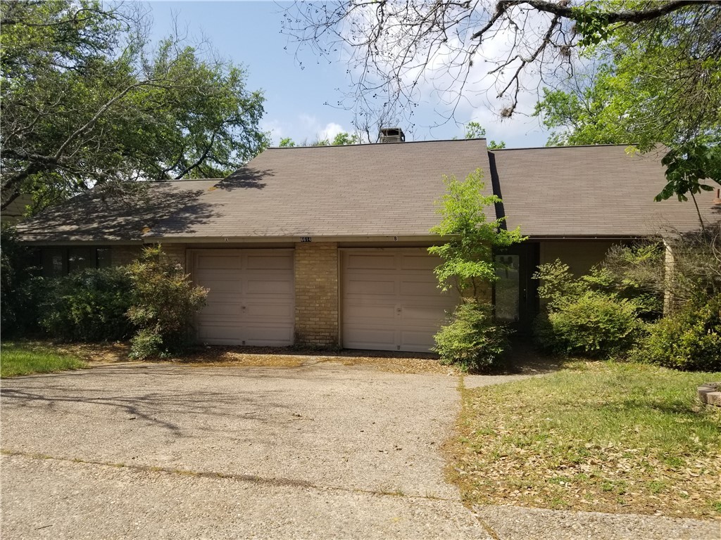 6614 Hart Lane, Unit B Austin, TX 78731 - Photo 2 of 6 a view of backyard of house