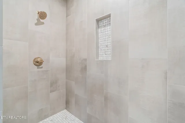 $750,000 | 204 Goldcrest Drive, Vonore, TN 37885