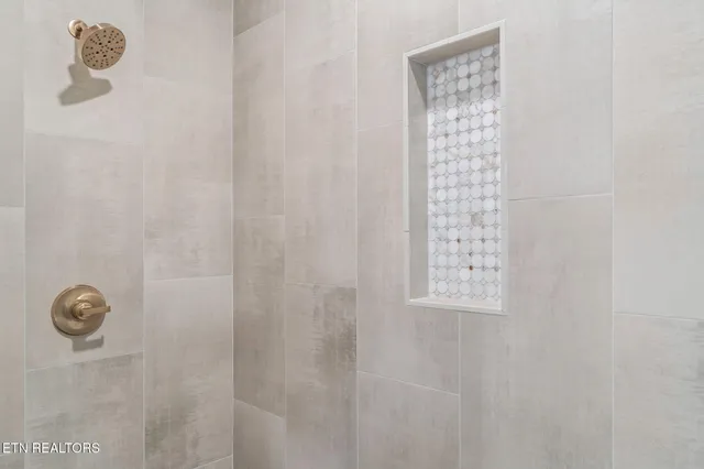 $750,000 | 204 Goldcrest Drive, Vonore, TN 37885