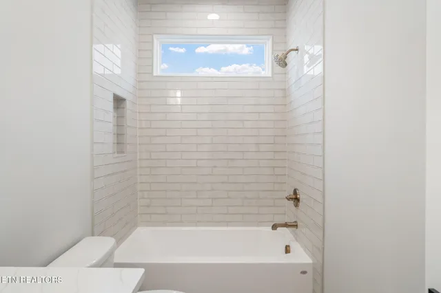 $750,000 | 204 Goldcrest Drive, Vonore, TN 37885