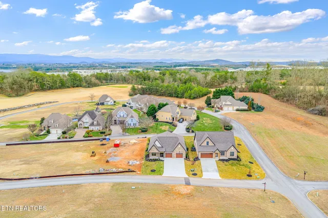 $750,000 | 204 Goldcrest Drive, Vonore, TN 37885