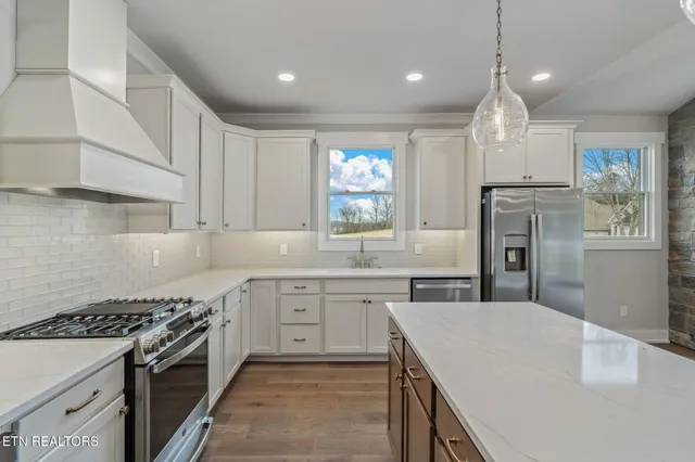 $750,000 | 204 Goldcrest Drive, Vonore, TN 37885