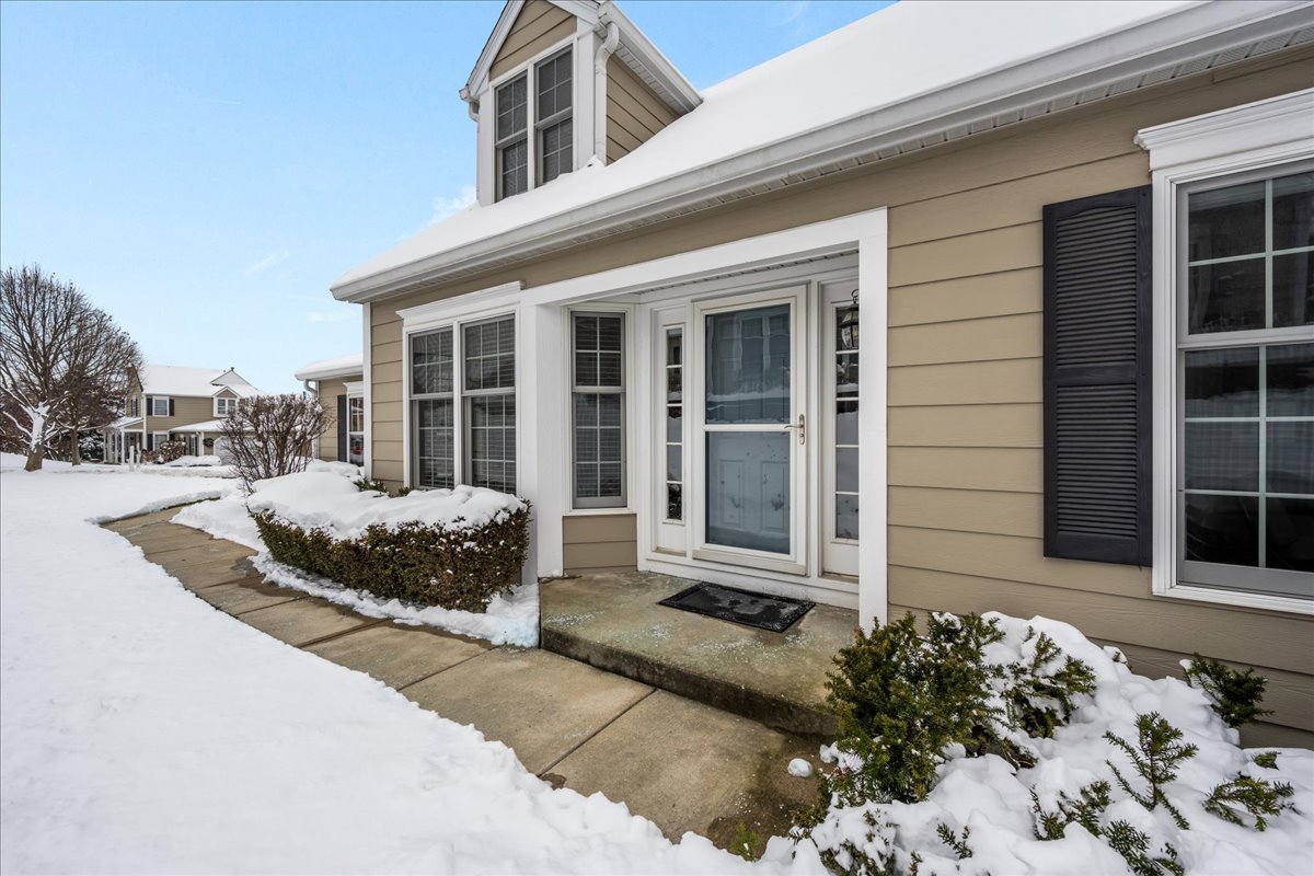 231 Sedgewick Circle St. Charles, IL 60174 - Photo 1 of 24 a front view of a house with a yard