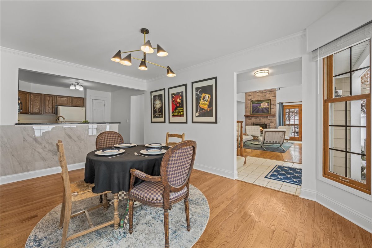 231 Sedgewick Circle St. Charles, IL 60174 - Photo 6 of 24 a living room with furniture and a table
