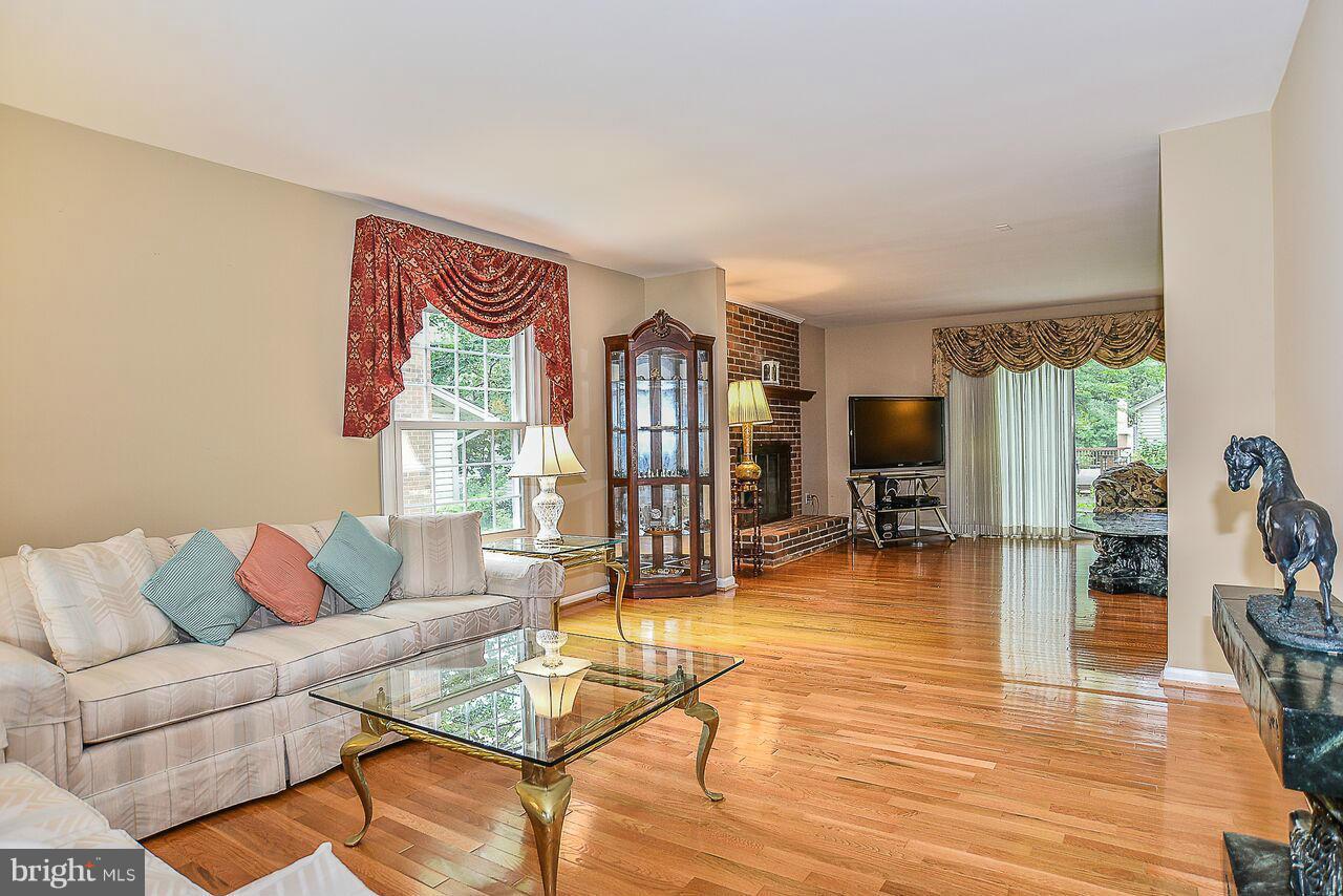 7154 Sontag Way Springfield, VA 22153 - Photo 3 of 21 Living Room