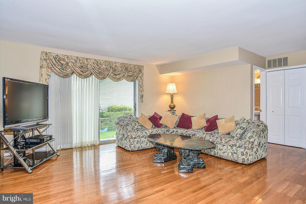 7154 Sontag Way Springfield, VA 22153 - Photo 4 of 21 Family Room