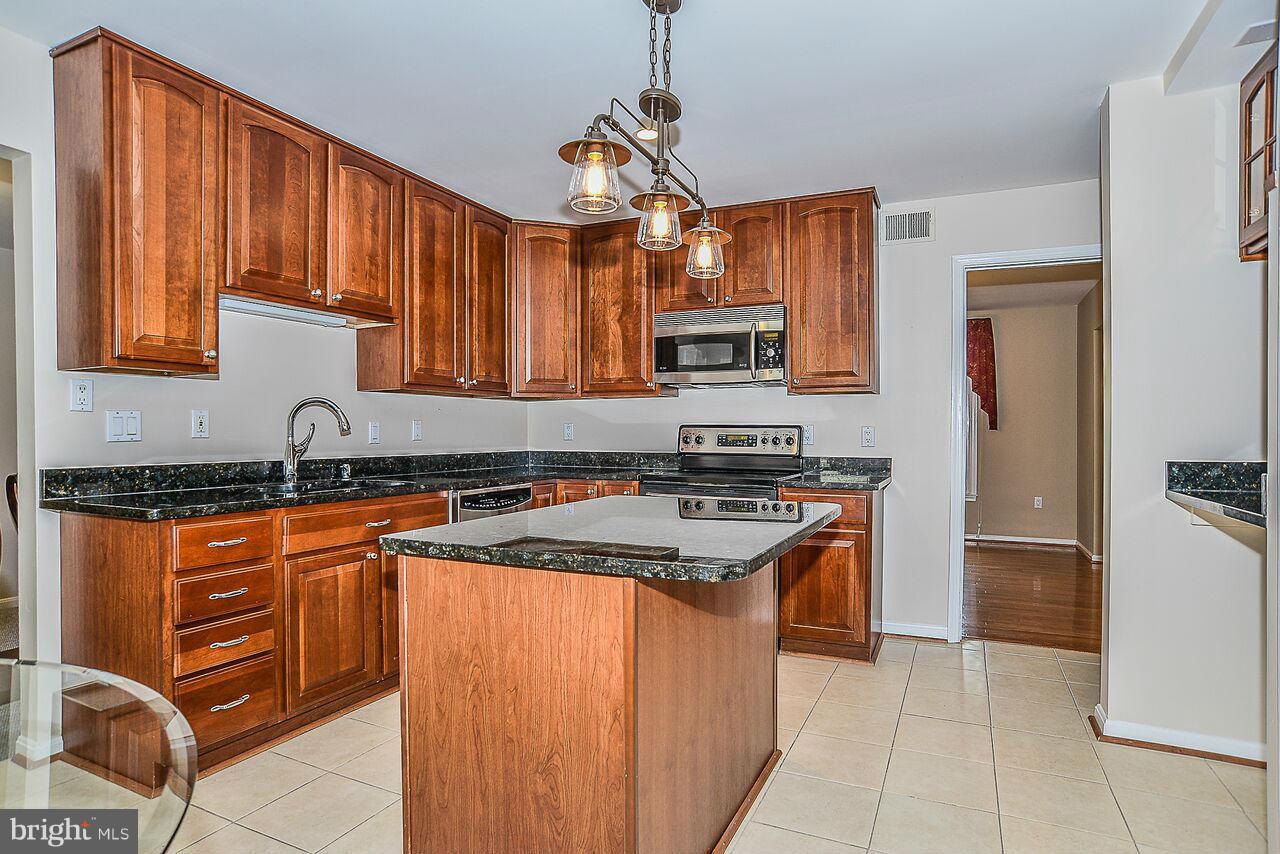 7154 Sontag Way Springfield, VA 22153 - Photo 6 of 21 Kitchen
