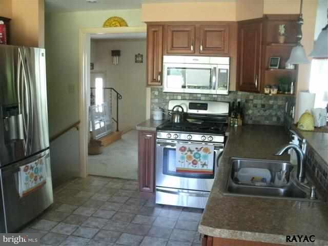 424 Spring Forge Drive Spring Grove, PA 17362 - Photo 7 of 25