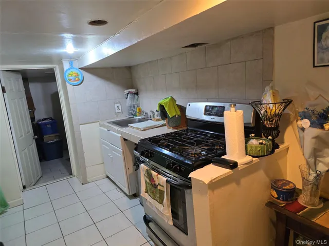 a view of entryway with a balcony