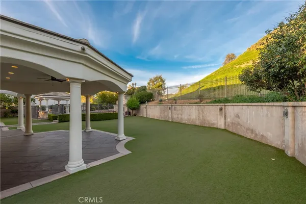 a view of a backyard