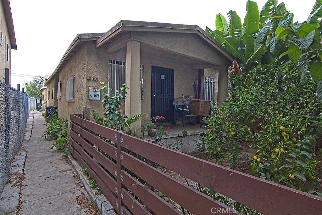 6905 Compton Avenue Los Angeles, CA 90001 - Photo 16 of 26 a front view of house with yard and green space