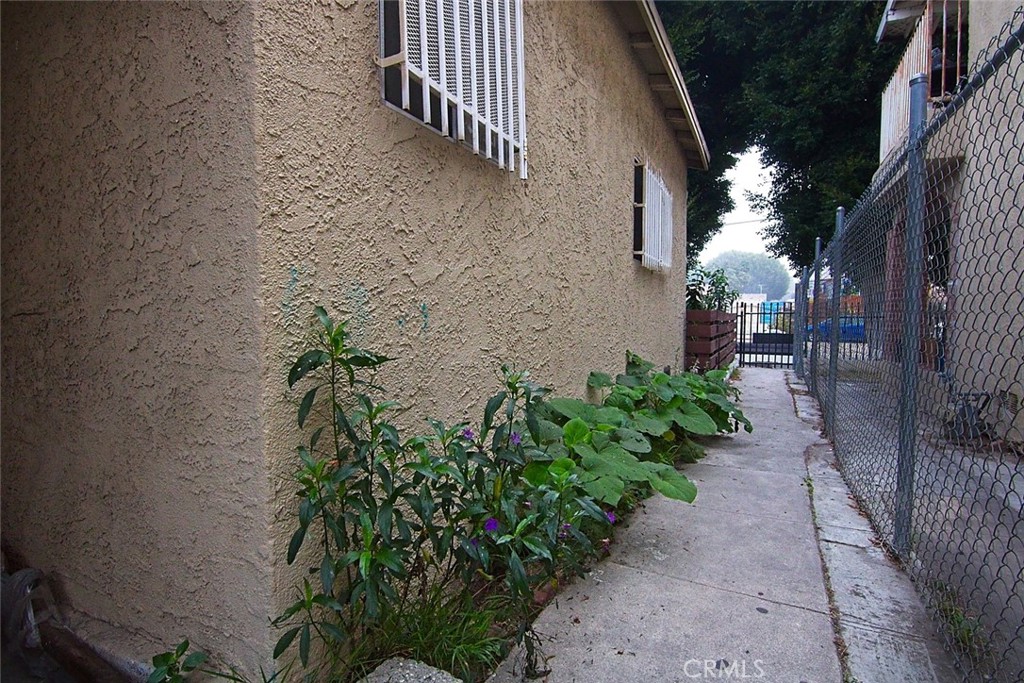 6905 Compton Avenue Los Angeles, CA 90001 - Photo 25 of 26 a backyard of a house with lots of green space