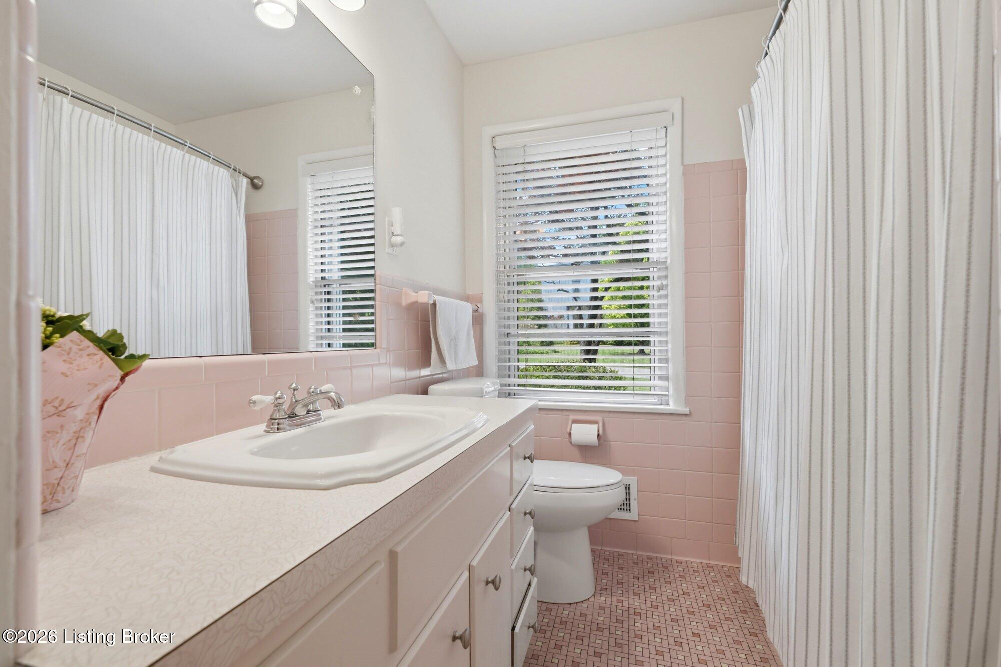 7302 Boxwood Road Louisville, KY 40222 - Photo 22 of 57 53-11-interior-bathroom1-2-7302-boxwood-