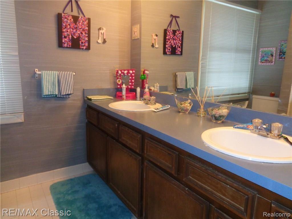 35235 Spring Hill Road Farmington, MI 48331 - Photo 23 of 28 DUAL SINKS IN MAIN BATH