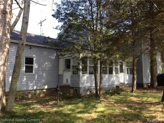 8985 Clyde Road Fenton, MI 48430 - Photo 5 of 37 5.jpg