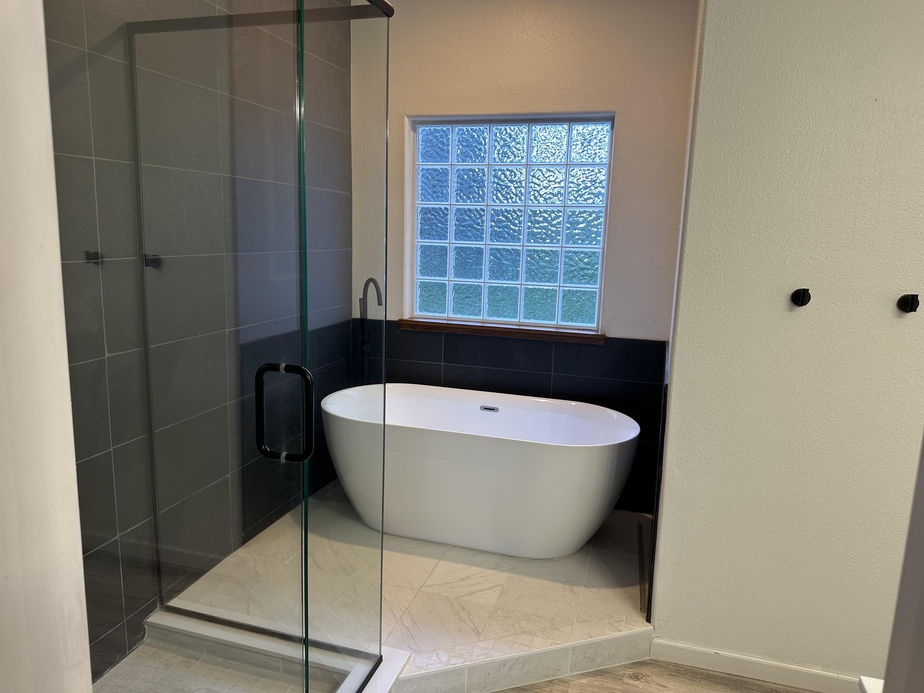 2678 Cambridge Road Grand Junction, CO 81506 - Photo 26 of 32 a bathroom with a bathtub and window