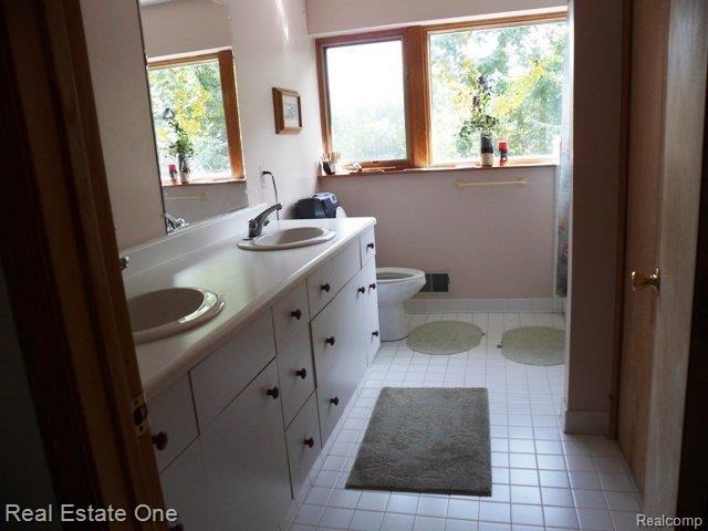 29203 Utley Road Farmington, MI 48334 - Photo 14 of 14 HALL BATH