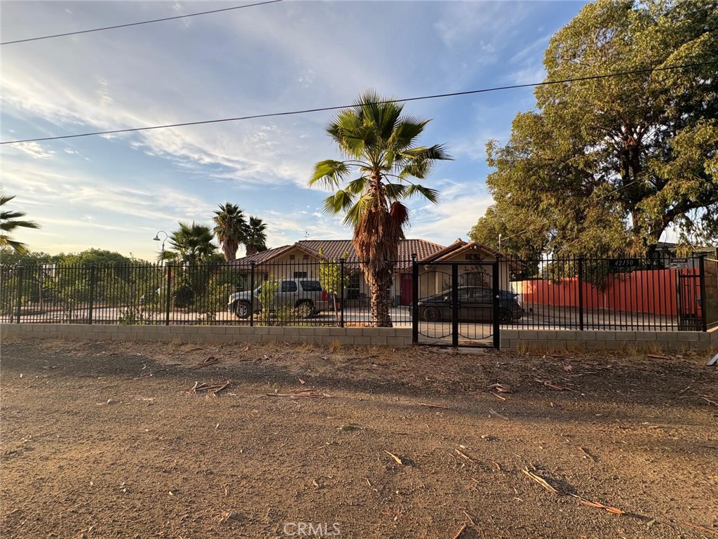 a view of a yard with a fountain
