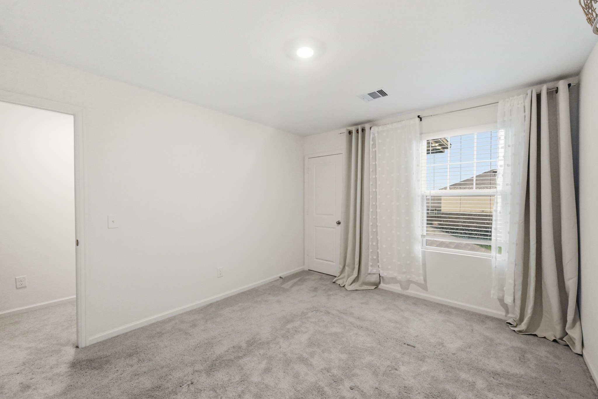 7207 Evitale Way Houston, TX 77049 - Photo 21 of 43 an empty room with windows