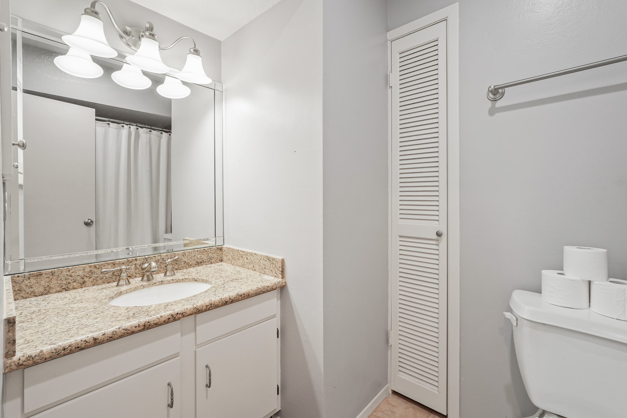 2236 South Piney Point Road, Unit 101 Houston, TX 77063 - Photo 15 of 21 Secondary bath with granite countertops.