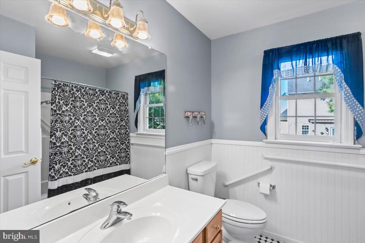 343 West Sun Hill Road Manheim, PA 17545 - Photo 25 of 42 Hall bathroom with tub/shower.