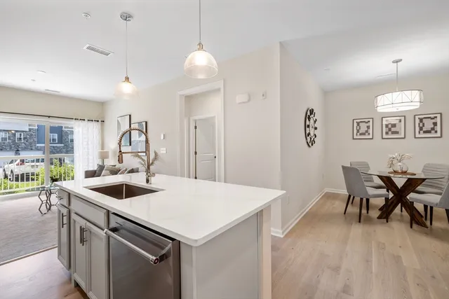 $789,900 | 2 Stratton Drive, Unit 102, Woburn, MA 01801