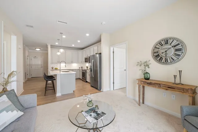 $789,900 | 2 Stratton Drive, Unit 102, Woburn, MA 01801