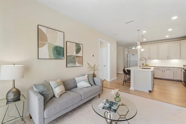 $789,900 | 2 Stratton Drive, Unit 102, Woburn, MA 01801