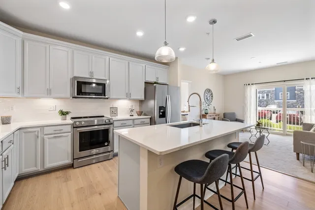 $789,900 | 2 Stratton Drive, Unit 102, Woburn, MA 01801