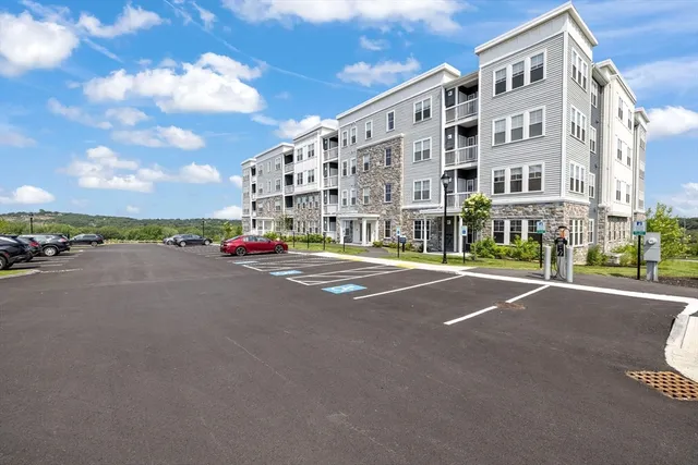 $789,900 | 2 Stratton Drive, Unit 102, Woburn, MA 01801