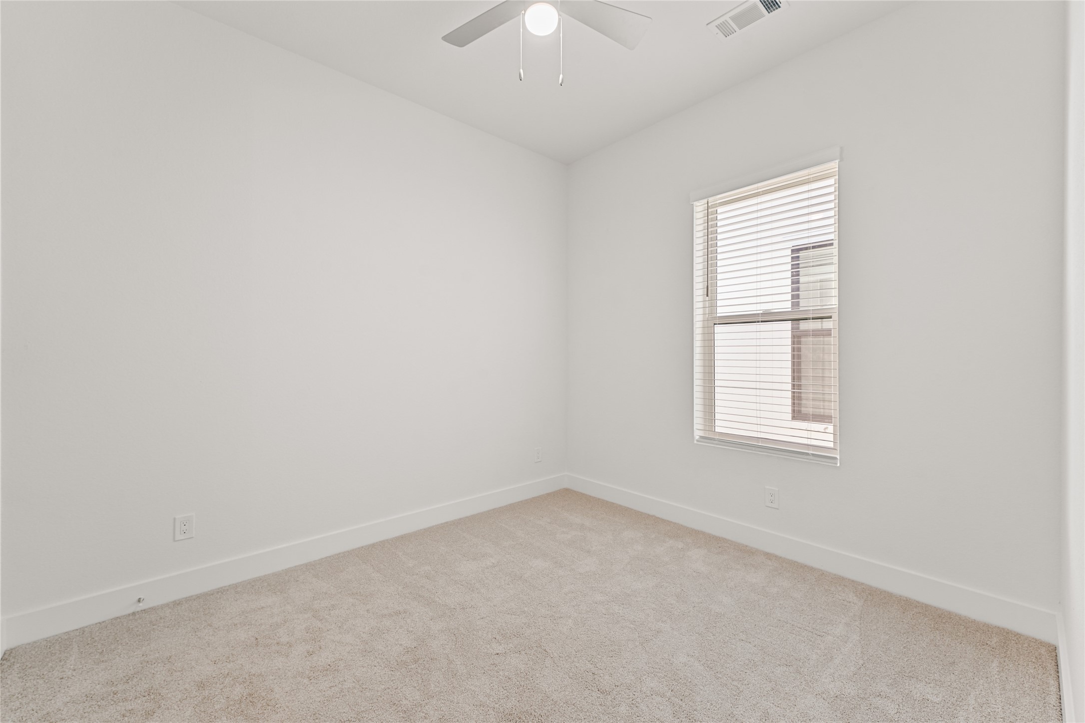 1517 Vermont Street, Unit B Houston, TX 77006 - Photo 17 of 22 an empty room with a window