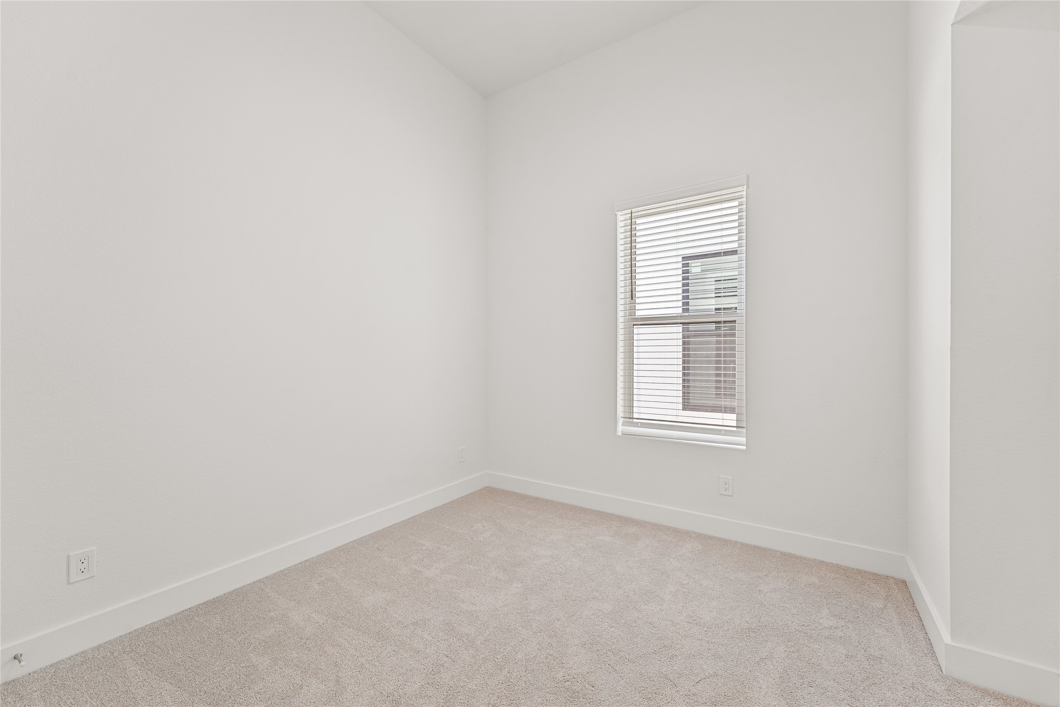 1517 Vermont Street, Unit B Houston, TX 77006 - Photo 18 of 22 an empty room with a window