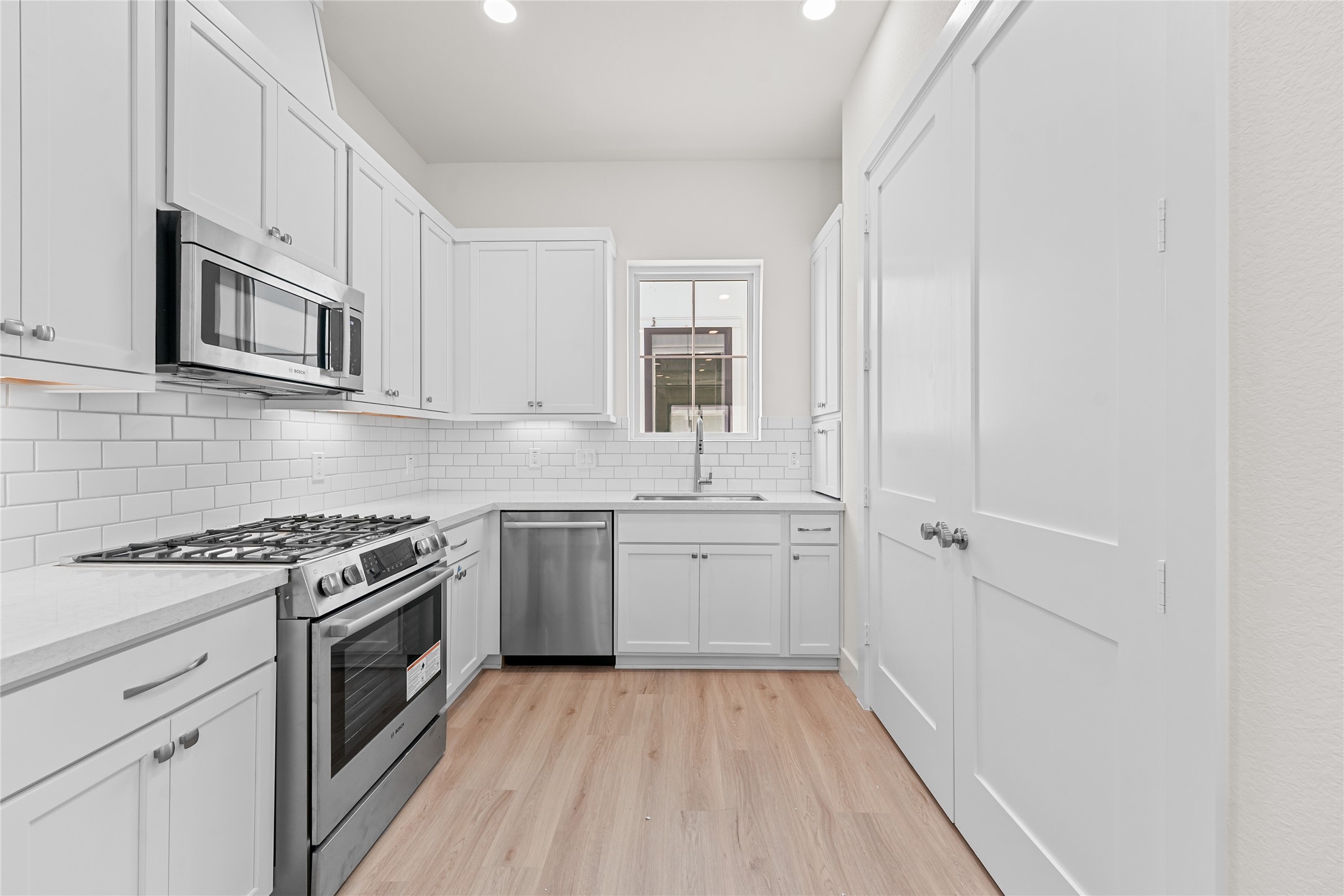 1517 Vermont Street, Unit B Houston, TX 77006 - Photo 7 of 22 a kitchen with a stove oven and sink