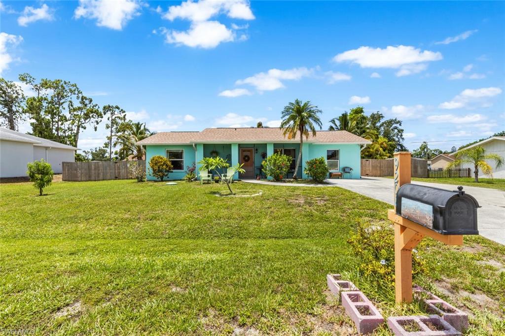 House featuring a front yard