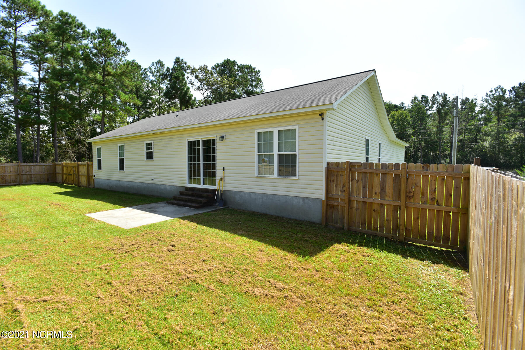 420 Hewitt Road Richlands, NC 28574 - Photo 8 of 53 010
