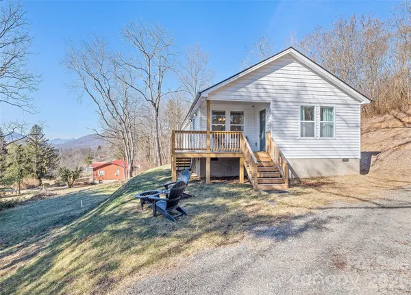 a view of a house with backyard