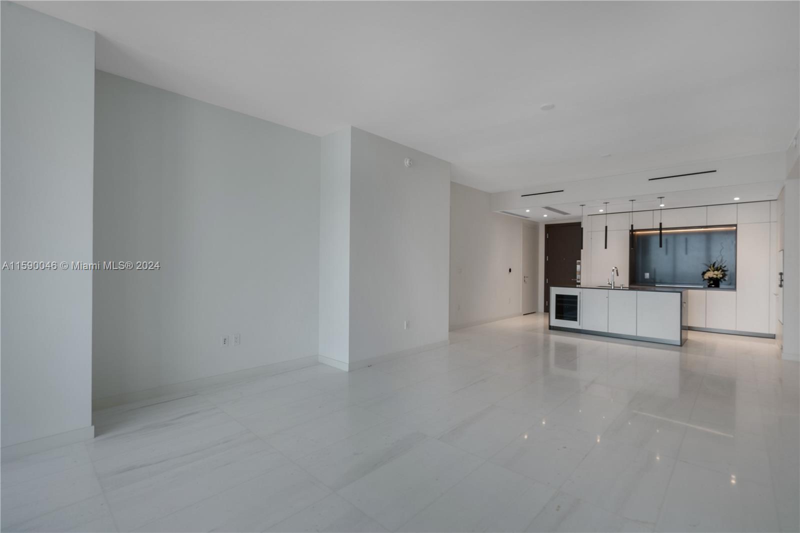 300 Biscayne Blvd Way, Unit 3105 Miami, FL 33131 - Photo 13 of 53 Large living area