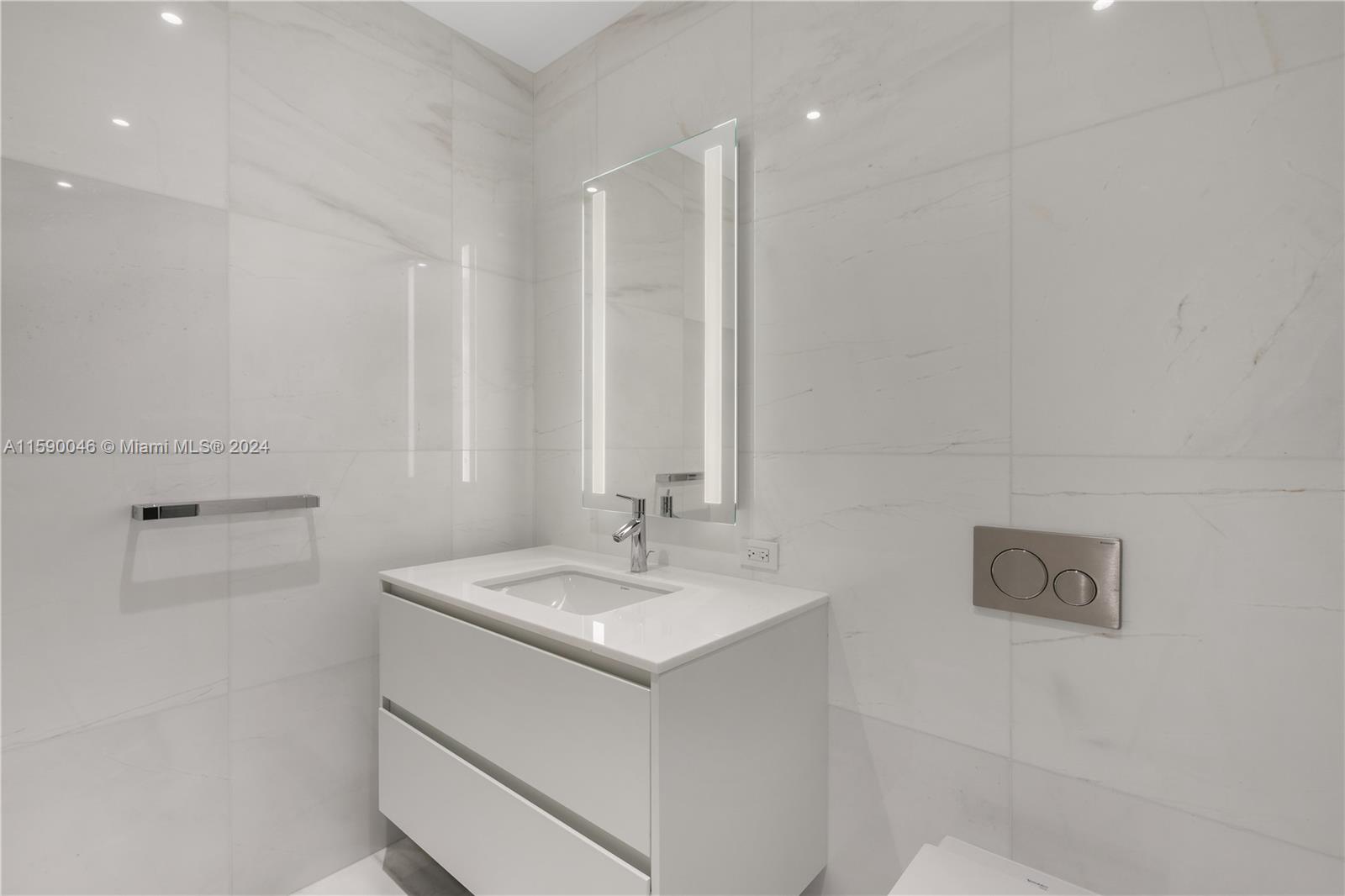 300 Biscayne Blvd Way, Unit 3105 Miami, FL 33131 - Photo 28 of 53 Powder room