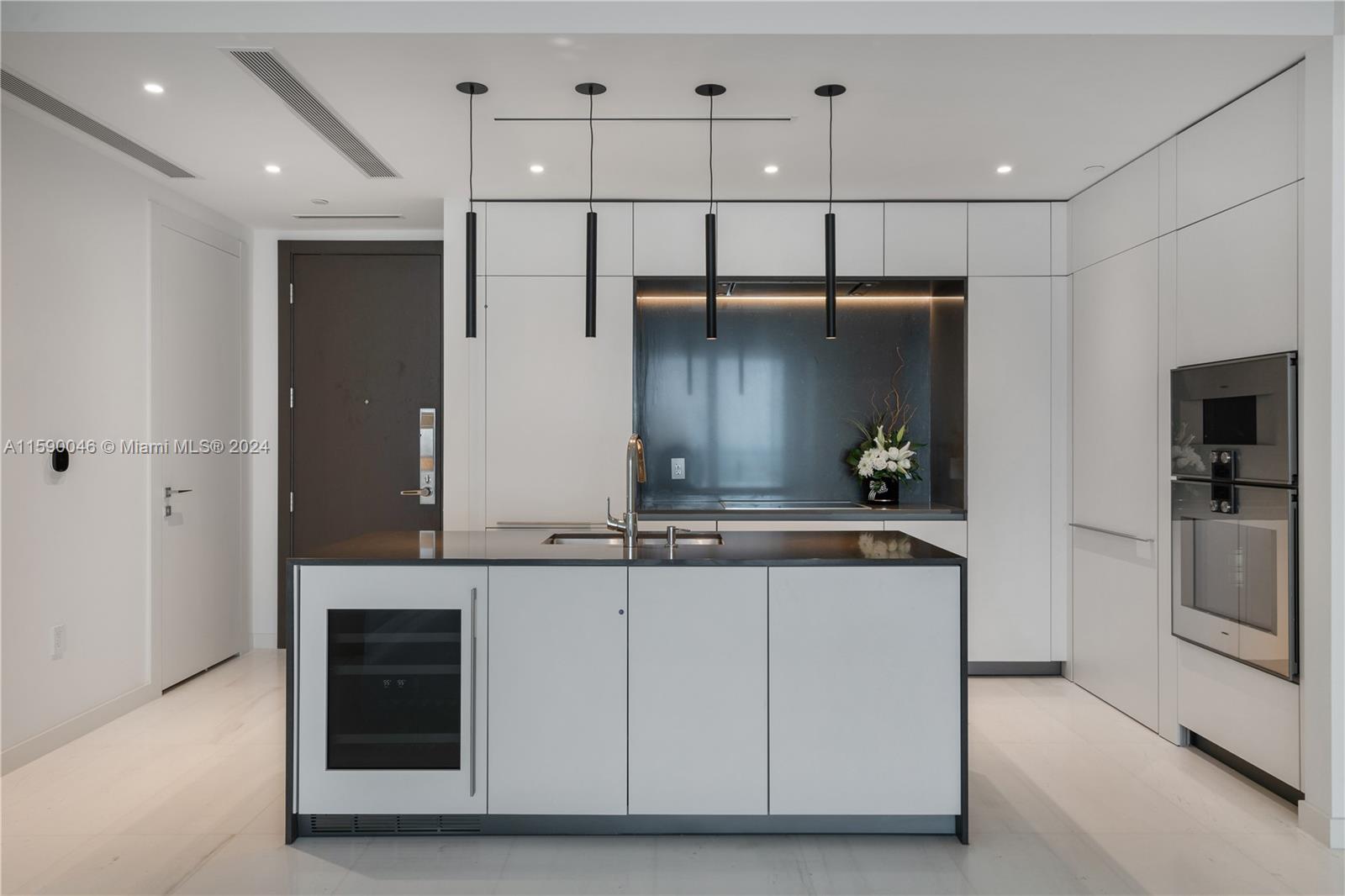 300 Biscayne Blvd Way, Unit 3105 Miami, FL 33131 - Photo 6 of 53 spectacular kitchen