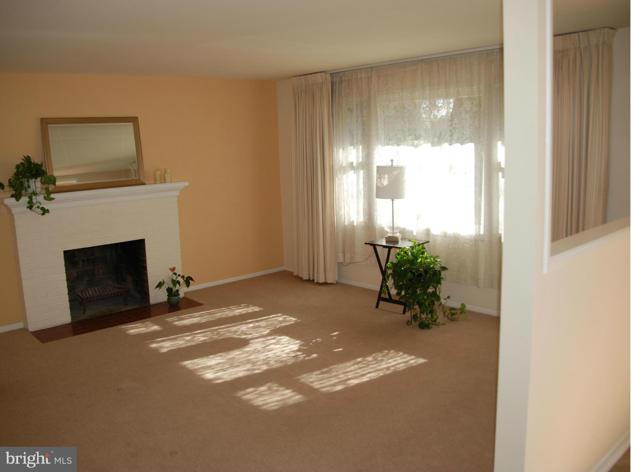 8112 Bullock Lane Springfield, VA 22151 - Photo 4 of 30 Living Room