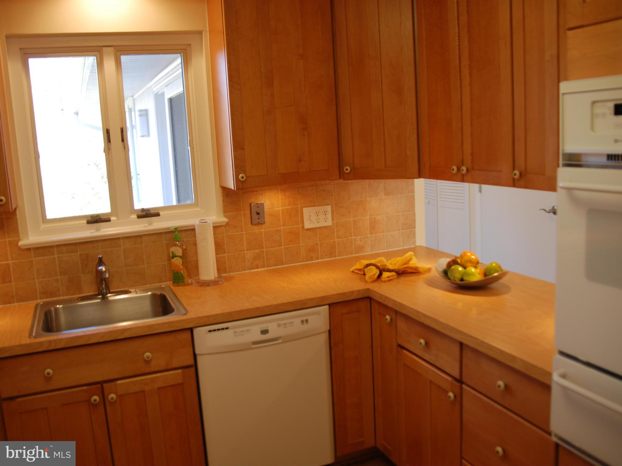 8112 Bullock Lane Springfield, VA 22151 - Photo 7 of 30 Gas Oven/Under Cabinet Lighting