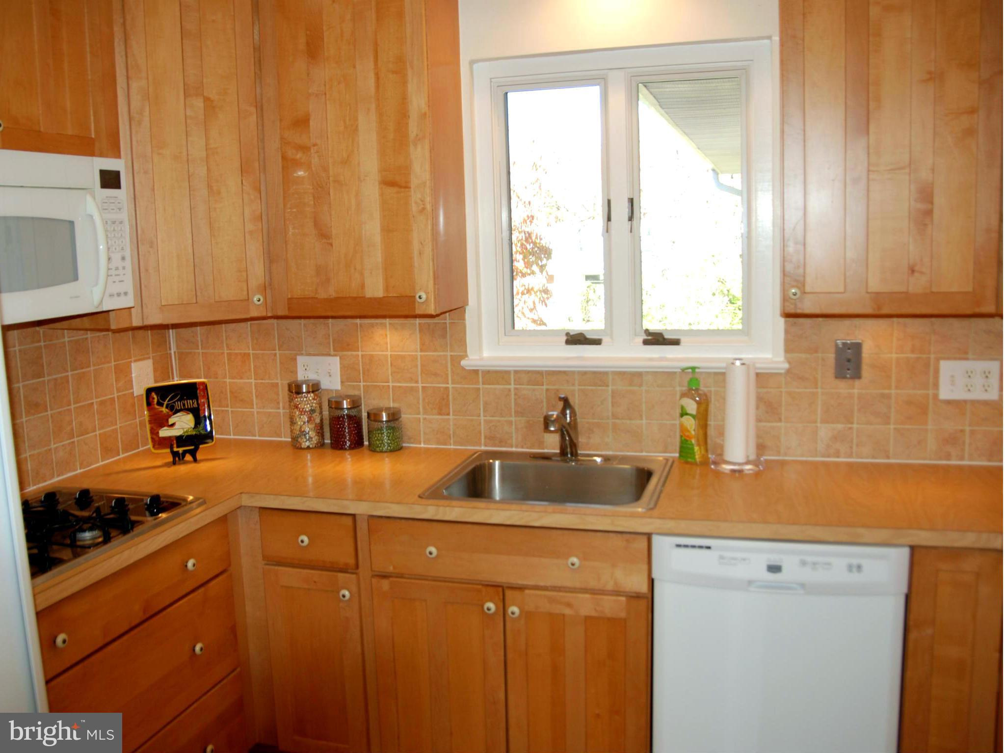 8112 Bullock Lane Springfield, VA 22151 - Photo 8 of 30 Gas Cooktop & Built-In Microwave
