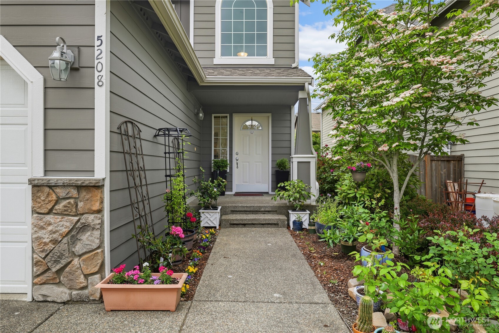 5208 Northeast 8th Court Renton, WA 98059 - Photo 3 of 34