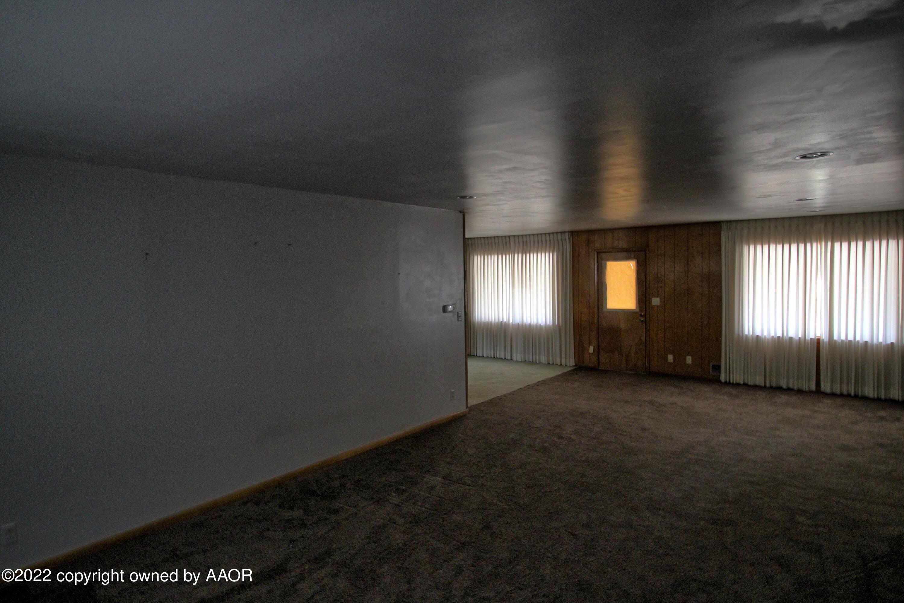 1101 South Indiana Street Perryton, TX 79070 - Photo 3 of 12 1101 living