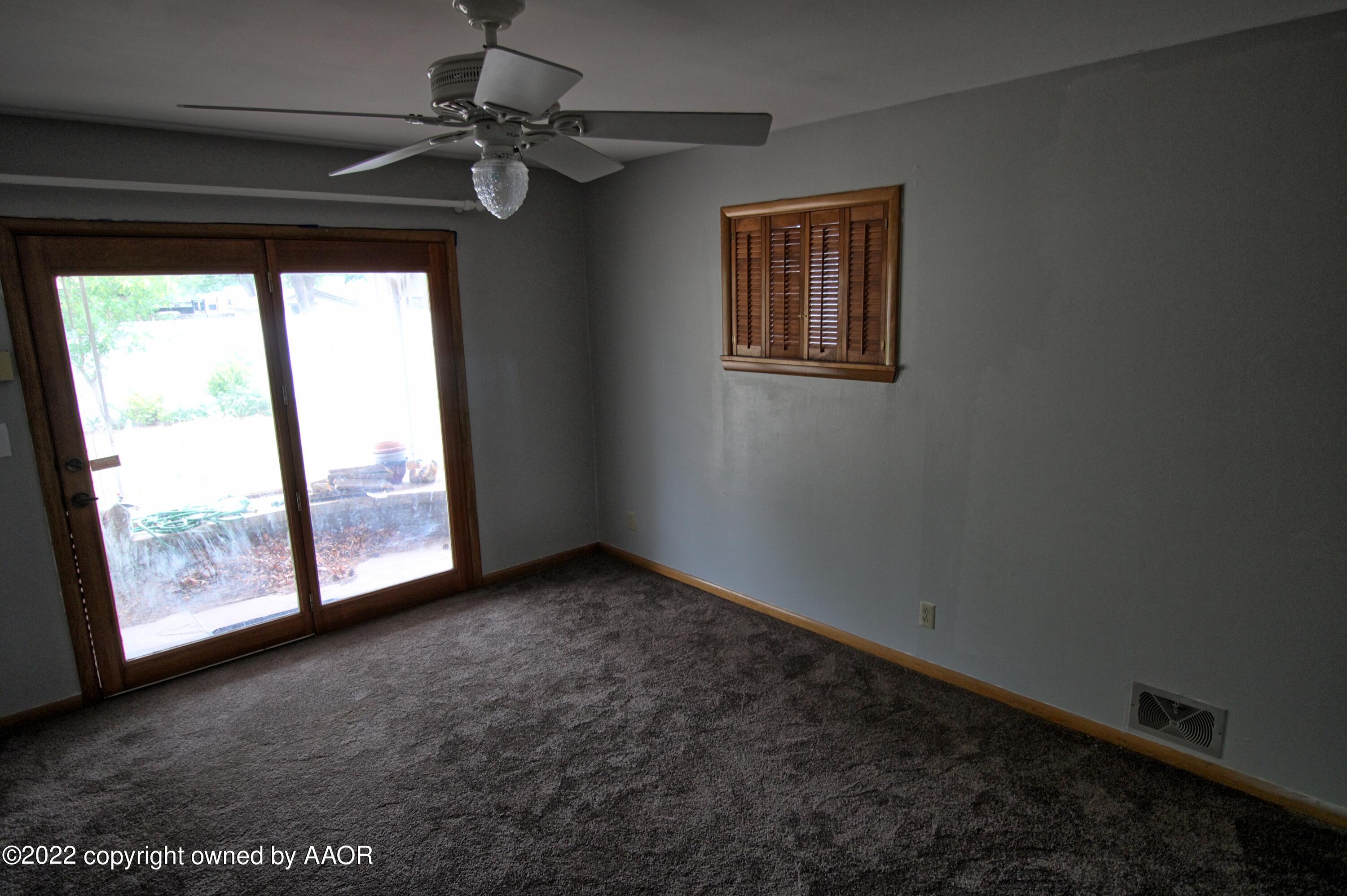 1101 South Indiana Street Perryton, TX 79070 - Photo 4 of 12 1101 dining