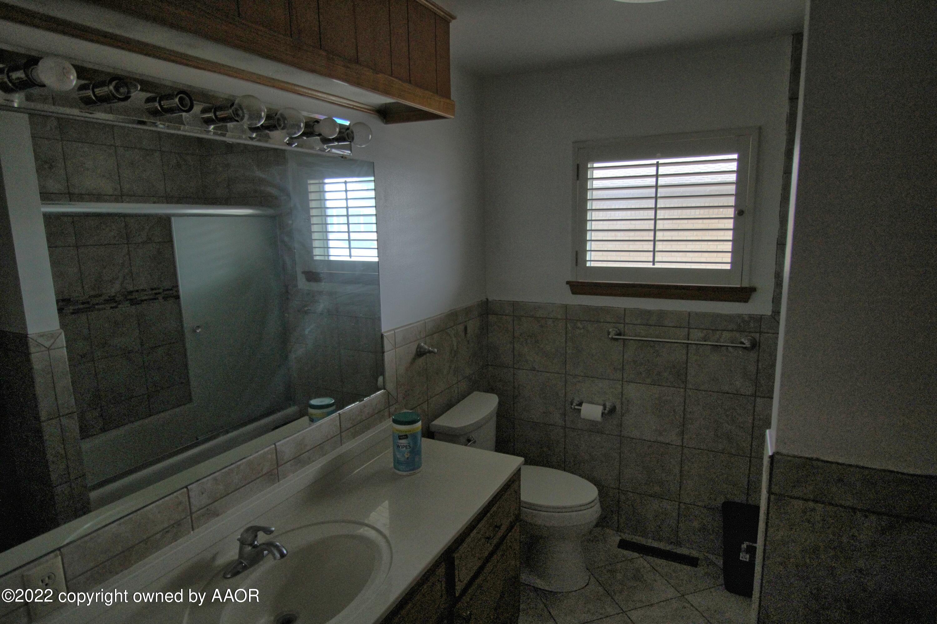 1101 South Indiana Street Perryton, TX 79070 - Photo 7 of 12 1101 bathroom