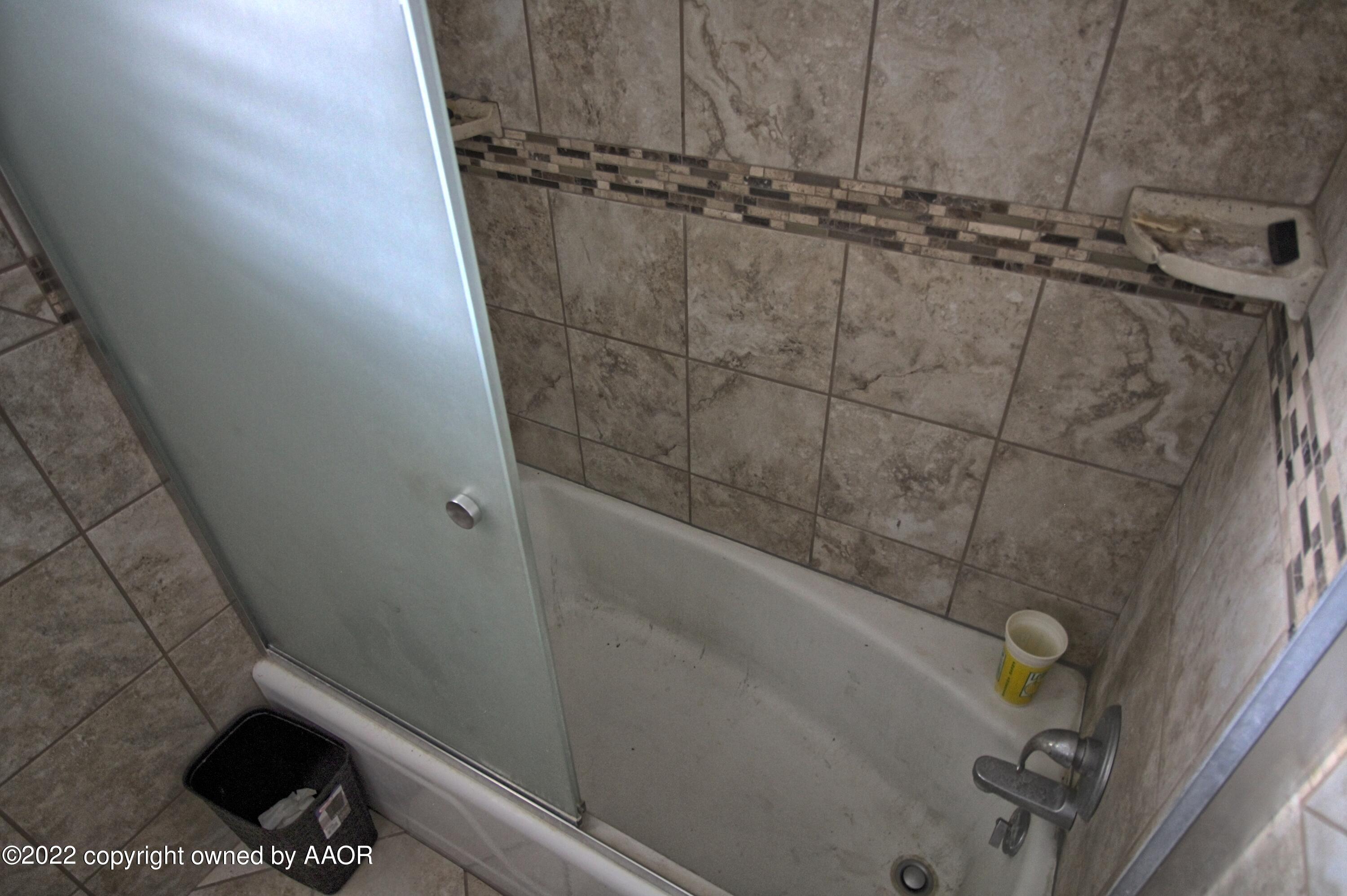 1101 South Indiana Street Perryton, TX 79070 - Photo 8 of 12 1101 shower