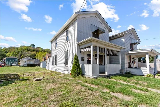 a view of a house with backyard