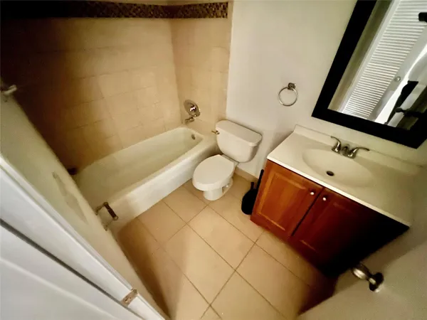 $2,000 | 760 Southeast 2nd Avenue, Unit C202, Deerfield Beach, FL 33441