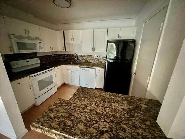 $2,000 | 760 Southeast 2nd Avenue, Unit C202, Deerfield Beach, FL 33441
